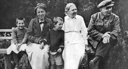 Lenin with his wife, his sister Anna, his nephew Victor and Vera in Gorki. 1922.